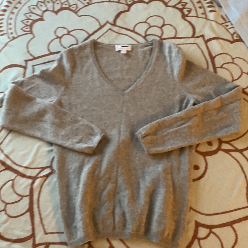 2/$25 Cashmere V-Neck sweater. Size M - Picture 4 of 13